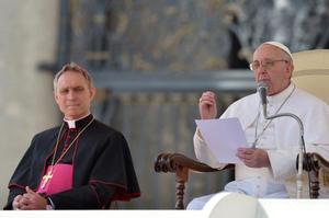 Georg Gaenswein and Pope Francis 27 Mar 2013.jpg
